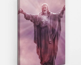 Può includere: Una statua di Gesù Cristo con le braccia aperte, in piedi su uno sfondo rosa e viola con raggi di luce. La statua è in pietra bianca e ha un cuore con una corona di spine sul petto.