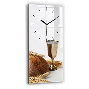 Puede incluir: Un reloj de vidrio con fondo blanco y agujas negras. El reloj está puesto a las 10:10. Debajo del reloj hay un cáliz dorado lleno de vino tinto, una hogaza de pan y tallos de trigo.