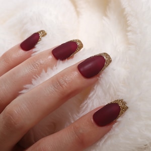 Bourgondische en gouden nepnagels | Bordeaux en goudpers op nagels | Korte Doodskist Gel Nepnagels | Sprankelende nepnagels | Kunstmatige volle nagels