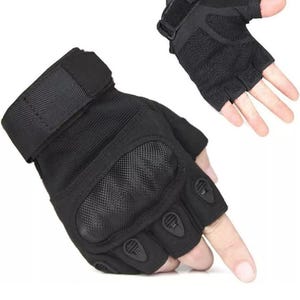 Puede incluir: Un par de guantes tácticos negros sin dedos con protección reforzada para los nudillos, una palma texturizada y una correa de muñeca ajustable con cierre de velcro. Los guantes incluyen pequeños detalles de ventilación circulares.