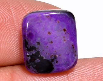 Sugilit-Cabochon in Radiant-Form, loser Edelstein, 12 x 11 x 5 mm.