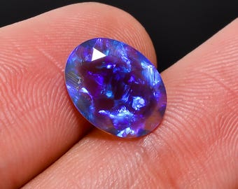 Australischer Opal, oval geschliffener Edelstein, 11 x 8 x 3 mm.