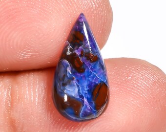 Sugilith-Cabochon in Birnenform, 15 x 8 x 3 mm.