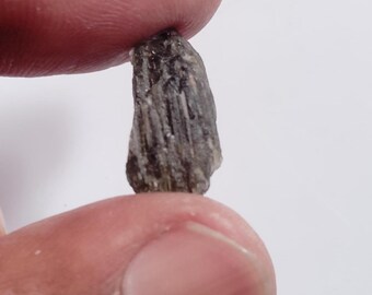zertifizierter Moldavit Rohstein Natur 9x17x8mm. M-3.