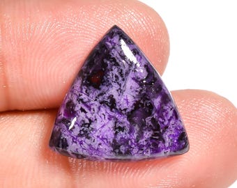 Sugilith-Dreiecks-Cabochon, loser Edelstein, 16 x 16 x 4 mm.