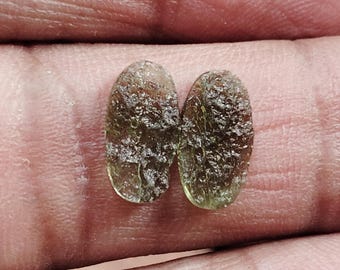 Natürliches Moldavitpaar (einseitig flach) 6x11x2mm. P-2.