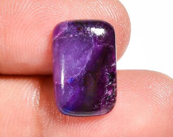 Sugilit-Cabochon in Radiant-Form, loser Edelstein, 14 x 9 x 3 mm.