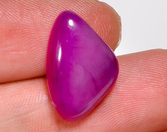Sugilit-Cabochon in Fantasieform, loser Edelstein, 18 x 11 x 4 mm.