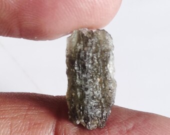 zertifizierter Moldavit Rohstein Natur 8x18x7 mm. M-7.