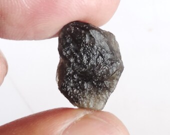 zertifizierter Moldavit Rohstein Natur 13x18x7mm. M-8.