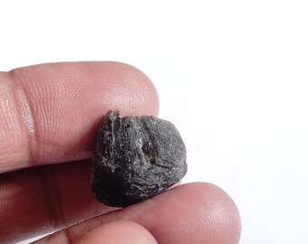 zertifizierter Moldavit Rohstein Natur 16x16x12 mm. M-1