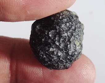 zertifizierter Moldavit Rohstein Natur 16x19x10 mm . M-6.