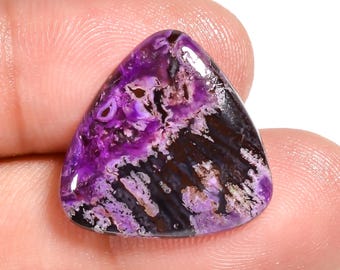 Sugilith-Dreiecks-Cabochon, loser Edelstein, 17 x 17 x 3 mm.