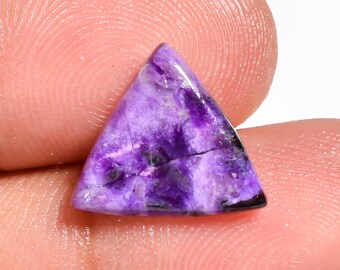 Sugilith-Dreiecks-Cabochon, loser Edelstein, 11 x 11 x 2 mm.