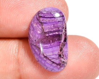 Sugilit-Cabochon in Fantasieform, loser Edelstein, 17 x 10 x 4 mm.