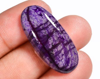 Sugilith-Edelstein, ovaler Cabochon, 28 x 13 x 4 mm.