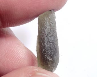 zertifizierter Moldavit Rohstein Natur 7x17x7 mm. M-4.