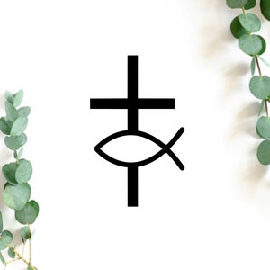 Könnte beinhalten: Ein Schwarzweißbild eines Kreuzes mit einem darüberliegenden Fischsymbol. Das Kreuz ist in der Mitte des Bildes und das Fischsymbol ist in der Mitte des Kreuzes. Das Bild ist von grünen Blättern umgeben.