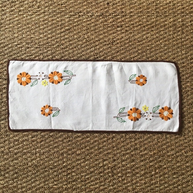 Un Tissu Floral Brodé à La Main Du Milieu Siècle - Français Broderie de Coton Plateau