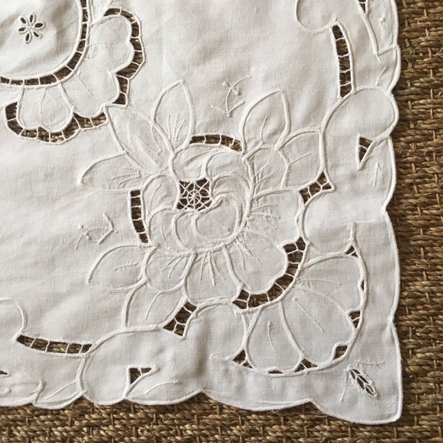 Un Tissu Carré de Conception Floral Brodé à La Main Blanche Classique - Français Broderie Coton Dans