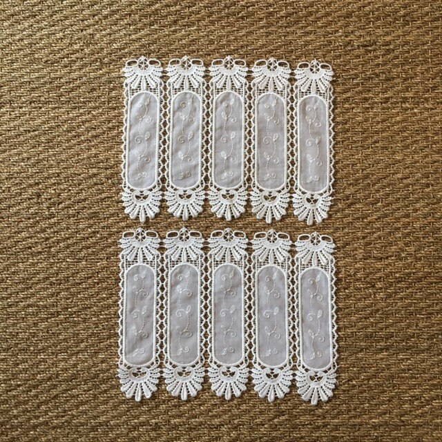 Deux Charmants Français en Dentelle de Macramé Bordées - Rideaux Café ou Valances.