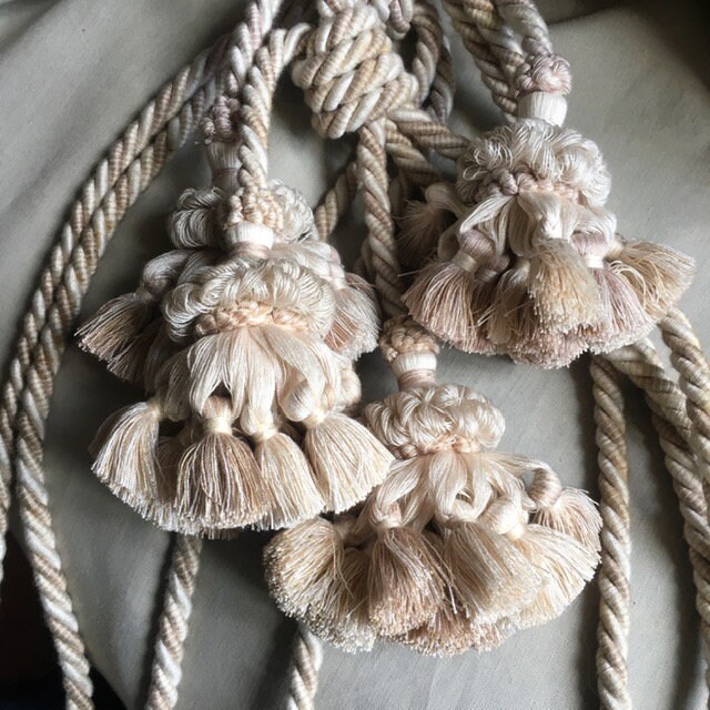 Une Charmante Paire de Rideaux Vintage Français Coton Tiebacks en Blanc Classique