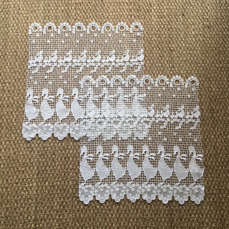 Deux Délicats Français Design d'oie Macramé - Rideaux de Café ou Valences.