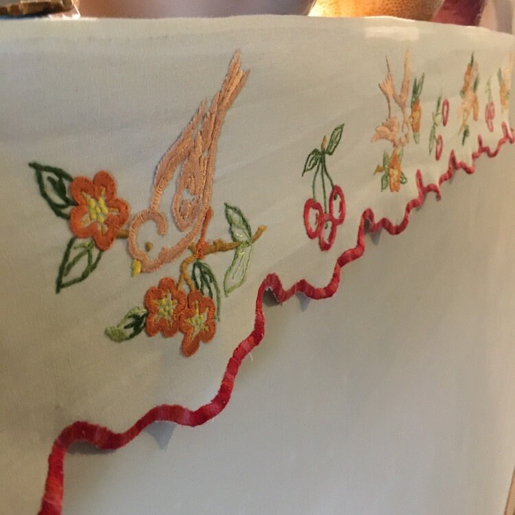 Une Charmante Valence de Design Folklorique Brodée à La Main - Garniture d'étagère Français En-Tête