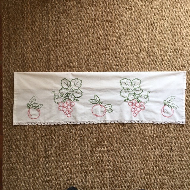 Un Traditionnel Folk Brodé à La Main Design Rideau Court ou Valance avec Des Motifs Floraux Finement