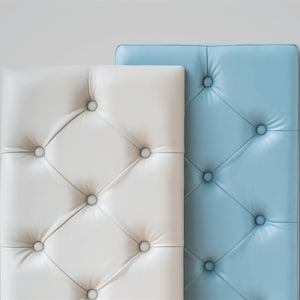 Puede incluir: Dos paneles tapizados, uno blanco y otro azul claro, con un patrón de diamante y botones capitoné.
