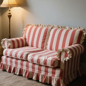 Peut inclure: Canapé deux places à rayures rouges et blanches. Le canapé est orné de volants et d'une base à volants. La pièce comprend un lampadaire et une table d'appoint. Le canapé est de style classique.