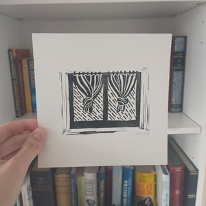 Peut inclure: Gravure sur linoléum en noir et blanc d'une fenêtre avec deux rideaux attachés. L'impression est sur papier blanc et est signée en bas à droite.