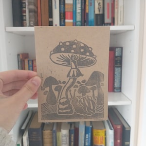 Estampa de linóleo de cogumelo e caracol (prata)