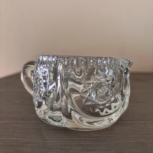Doorzichtige glazen creamer: vintage keukenservies