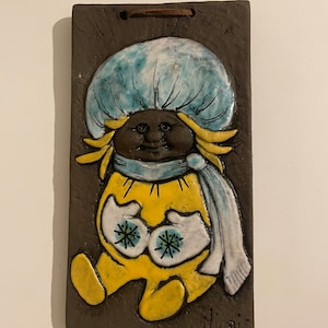 Ninnie Sweden ceramic wall plaque