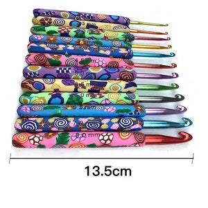 May include: A set of 10 colorful crochet hooks with different sizes ranging from 3.5 mm to 8.0 mm. The hooks are made of metal and have a colorful, patterned plastic coating. The hooks are 13.5 cm long.