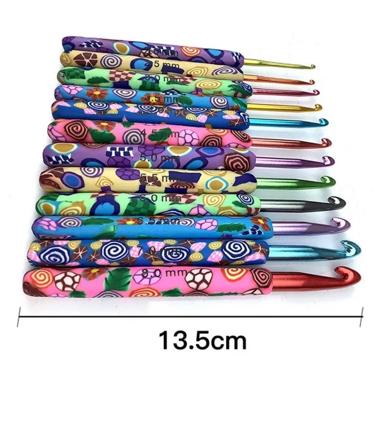 May include: A set of 10 colorful crochet hooks with different sizes ranging from 3.5 mm to 8.0 mm. The hooks are made of metal and have a colorful, patterned plastic coating. The hooks are 13.5 cm long.