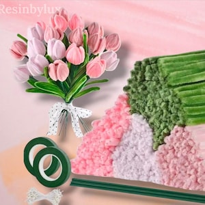 Peut inclure: Un kit de loisirs créatifs comprenant un bouquet de tulipes roses et rose clair noué d'un ruban à pois blancs, des paquets de cure-pipes verts, rose clair et blancs, deux rouleaux de ruban adhésif floral vert et des étamines blanches.