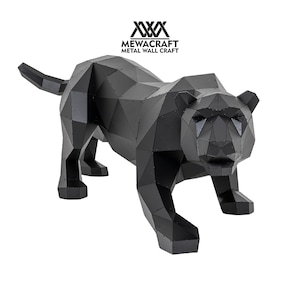 Op de afbeelding: Zwarte metalen sculptuur van een panter in geometrische stijl. De sculptuur is gemaakt van veel kleine driehoeken en heeft een realistisch uiterlijk. De panter staat op alle vier poten en heeft zijn hoofd lichtjes naar de zijkant gekanteld.