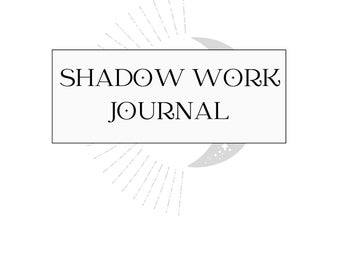 Puede incluir: Una portada de diario blanca y gris con el texto "SHADOW WORK JOURNAL" y una luna creciente con estrellas. El nombre del autor, "MARSHA CAMPBELL", está impreso debajo del título.