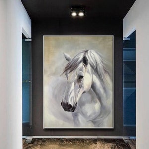 Op de afbeelding: Een schilderij van een wit paardenhoofd en -hals, met een zachte, wazige achtergrond in beige en grijze tinten.