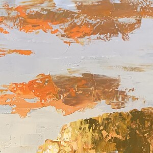 Pu&ograve; includere: Dipinto astratto con sfondo bianco e pennellate di colore arancione, marrone e oro. Il dipinto ha una superficie testurizzata.