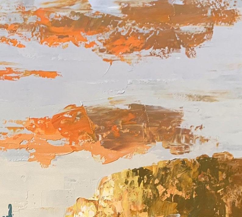 Pu&ograve; includere: Dipinto astratto con sfondo bianco e pennellate di colore arancione, marrone e oro. Il dipinto ha una superficie testurizzata.