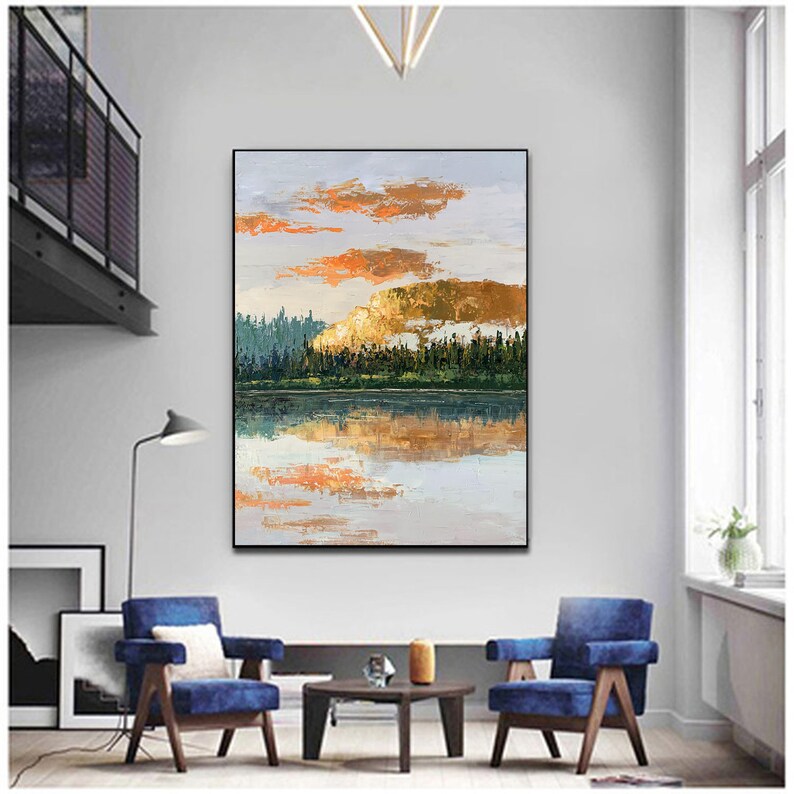 Pu&ograve; includere: Dipinto astratto di paesaggio con un tramonto dorato riflesso in un lago. Il dipinto presenta una linea di alberi in primo piano e una catena montuosa sullo sfondo.