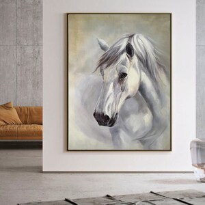 Op de afbeelding: Een schilderij van het hoofd en de nek van een wit paard, tegen een zachte, wazige achtergrond. De manen van het paard stromen en het schilderij heeft een dromerige, etherische uitstraling.