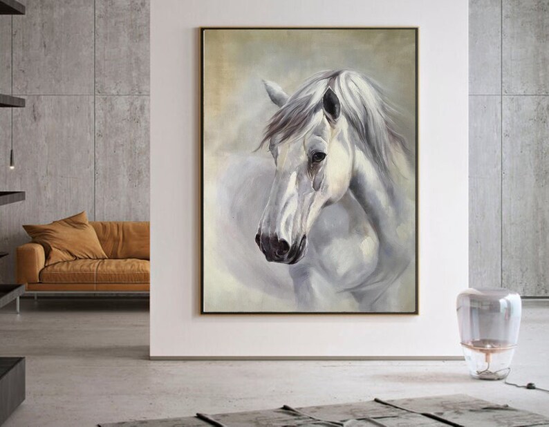 Op de afbeelding: Een schilderij van het hoofd en de nek van een wit paard, tegen een zachte, wazige achtergrond. De manen van het paard stromen en het schilderij heeft een dromerige, etherische uitstraling.
