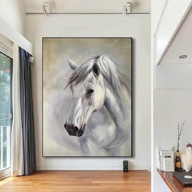 Op de afbeelding: Een schilderij van een wit paardenhoofd en -hals. Het paard is geschilderd in een realistische stijl met zachte, gedempte kleuren. De achtergrond is lichtbeige.