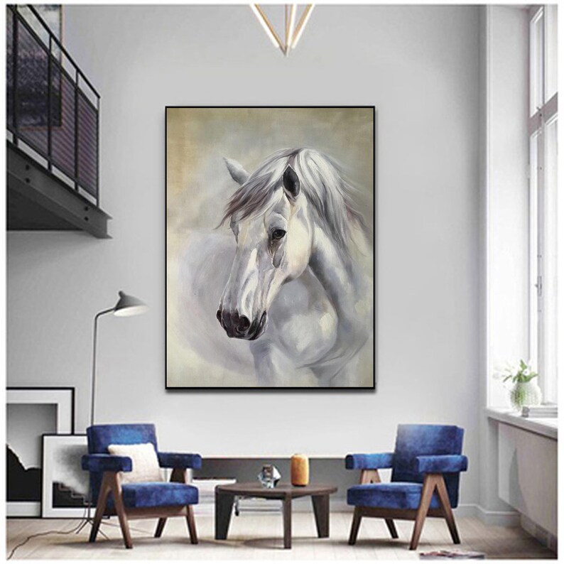Op de afbeelding: Een schilderij van een wit paardenhoofd en -hals. Het paard kijkt naar de linkerkant van het schilderij. De achtergrond is lichtbruin.