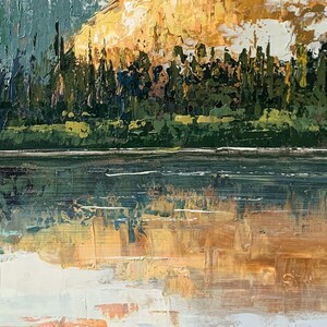 Pu&ograve; includere: Un dipinto di una catena montuosa con un lago in primo piano. La montagna &egrave; dipinta in tonalit&agrave; di giallo, arancione e marrone, mentre il lago &egrave; di un blu profondo. Gli alberi in primo piano sono dipinti in tonalit&agrave; di verde.