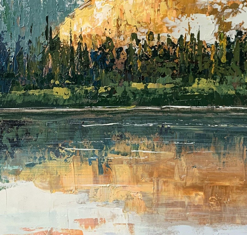Pu&ograve; includere: Un dipinto di una catena montuosa con un lago in primo piano. La montagna &egrave; dipinta in tonalit&agrave; di giallo, arancione e marrone, mentre il lago &egrave; di un blu profondo. Gli alberi in primo piano sono dipinti in tonalit&agrave; di verde.